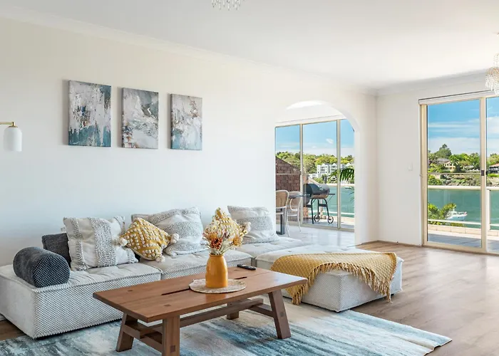 Stunning Waterfront Townhouse With Shared Swimpool, Harbour View And Free P Villa Sydney